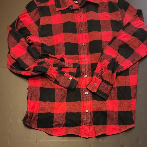 Men's Land's End Red and Black Plaid Button Down Shirt - Picture 4 of 4